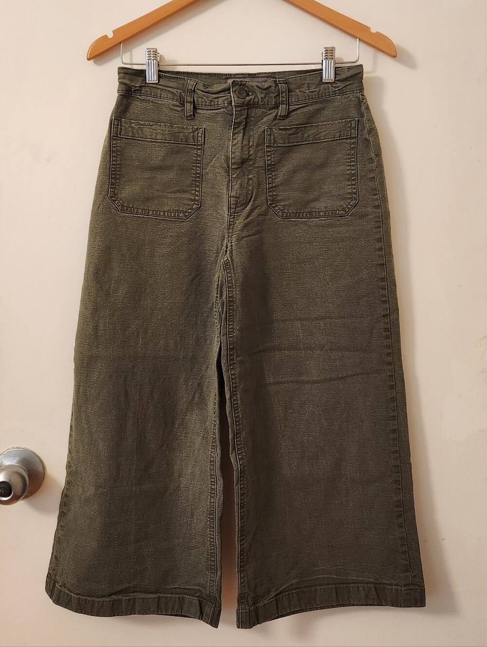 Green wide-leg cropped jeans
